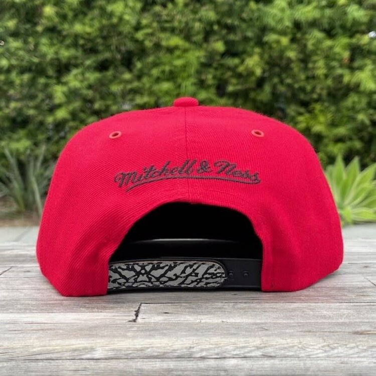 Mitchell and Ness Bulls M&N Concrete Snapback Red