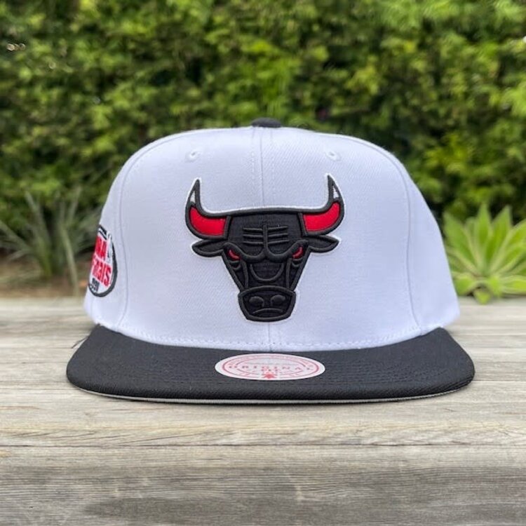 Mitchell and Ness Bulls M&N Playoff Wins Snapback White/ Black