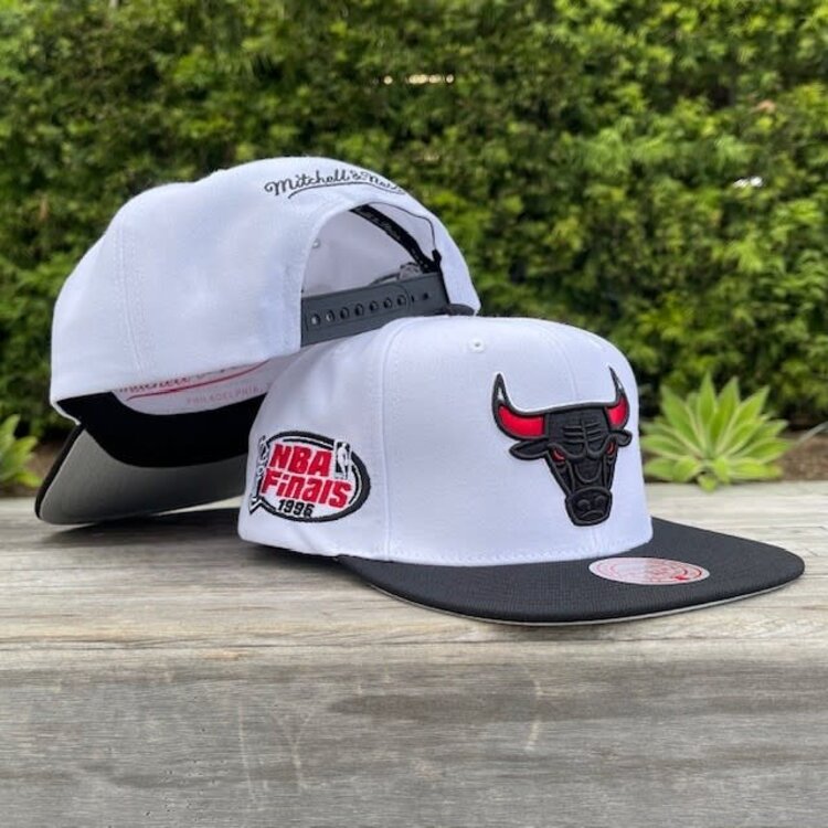 Mitchell and Ness Bulls M&N Playoff Wins Snapback White/ Black