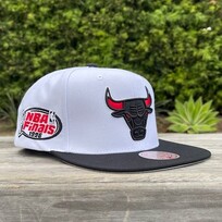 Mitchell and Ness Bulls M&N Playoff Wins Snapback White/ Black