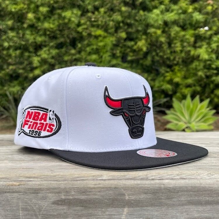 Mitchell and Ness Bulls M&N Playoff Wins Snapback White/ Black