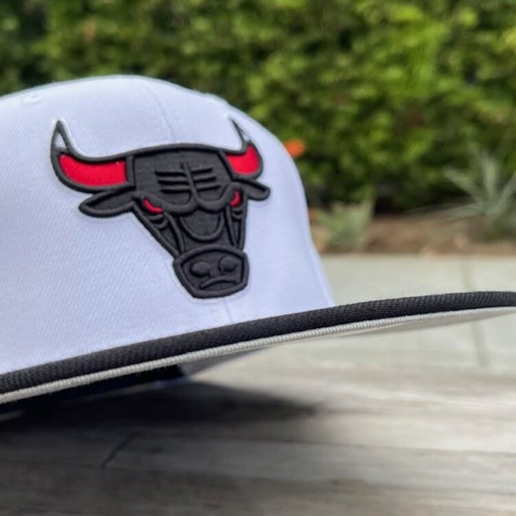 Mitchell and Ness Bulls M&N Playoff Wins Snapback White/ Black