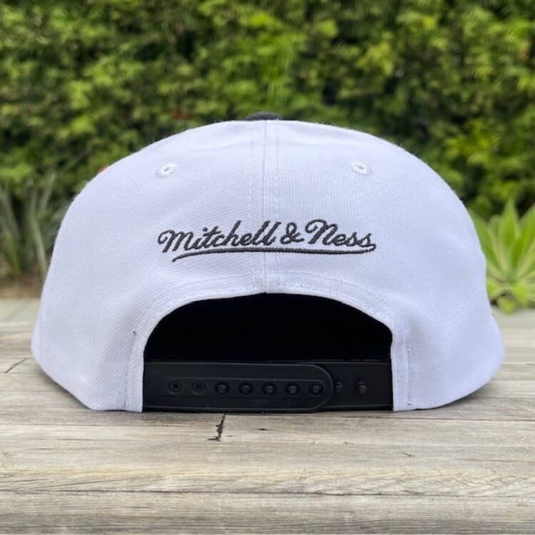 Mitchell and Ness Bulls M&N Playoff Wins Snapback White/ Black