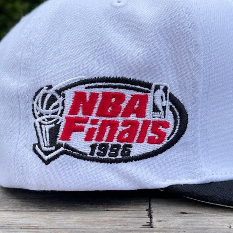 Mitchell and Ness Bulls M&N Playoff Wins Snapback White/ Black
