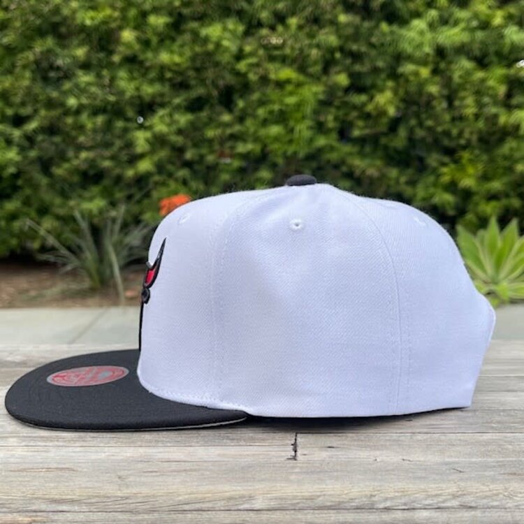 Mitchell and Ness Bulls M&N Playoff Wins Snapback White/ Black
