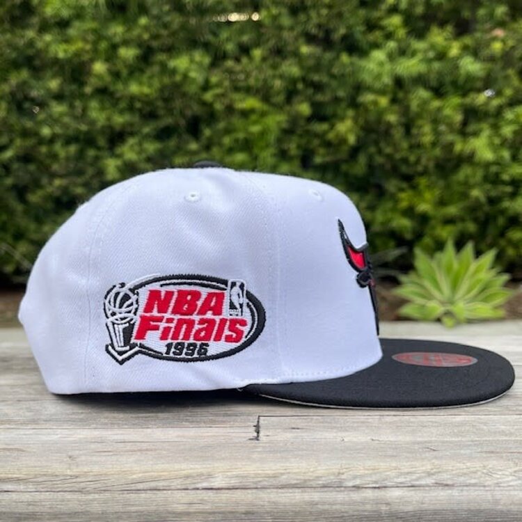 Mitchell and Ness Bulls M&N Playoff Wins Snapback White/ Black