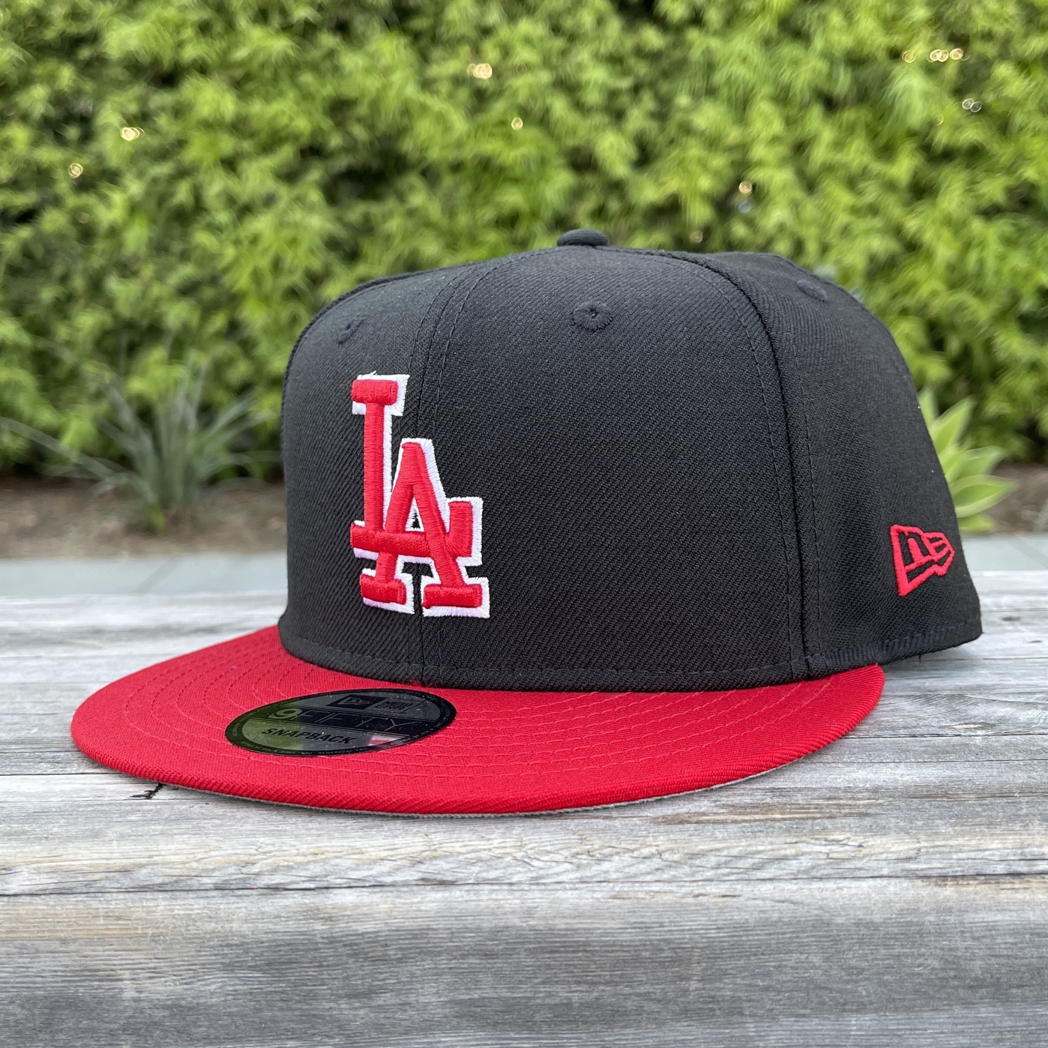 LA Black/Red Red-White Gray UV 950 Snapback - The Locker  display picture 2