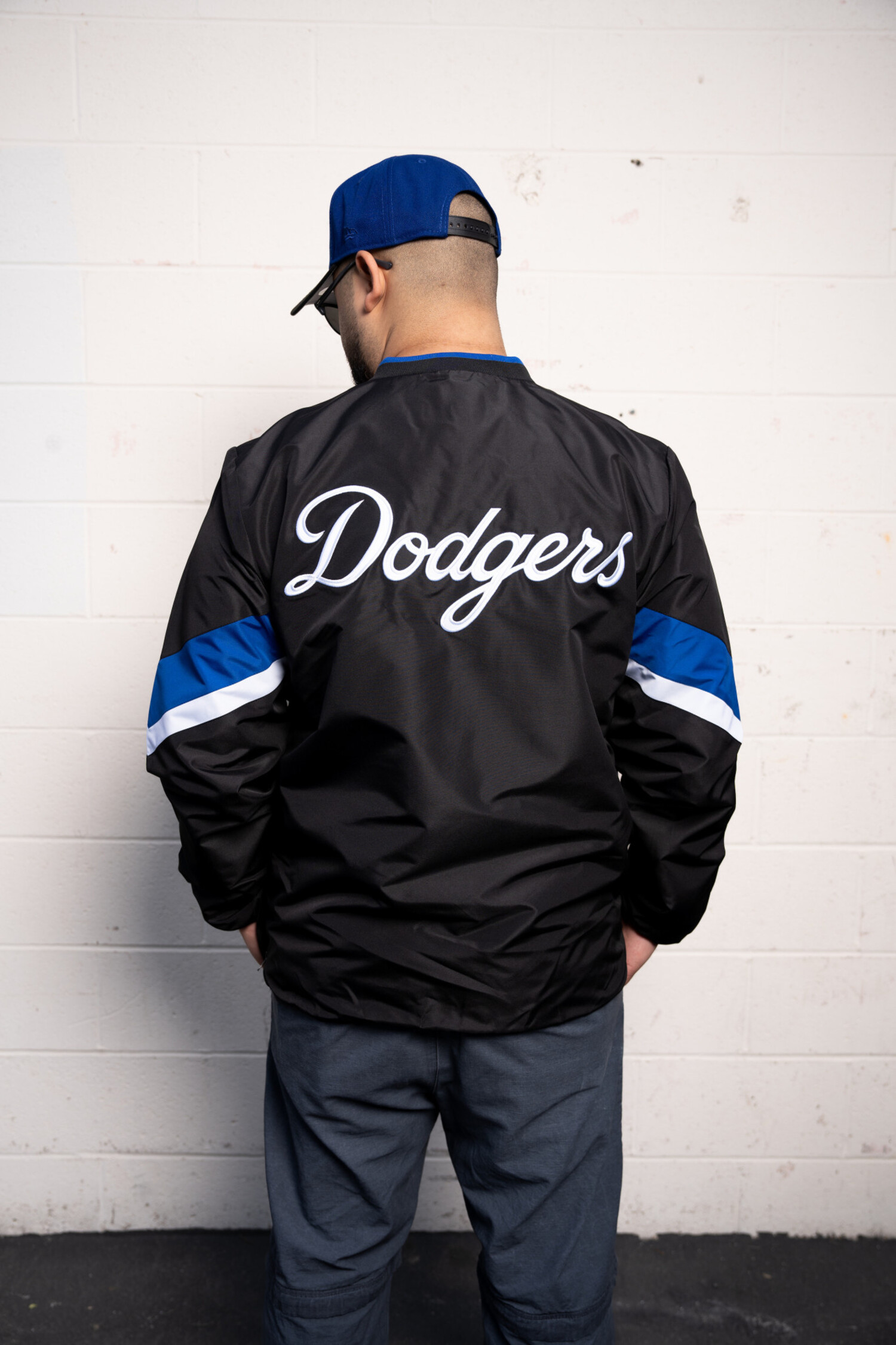 LA Dodgers M GIII Yardline Black V-Neck Pullover - The Locker Room