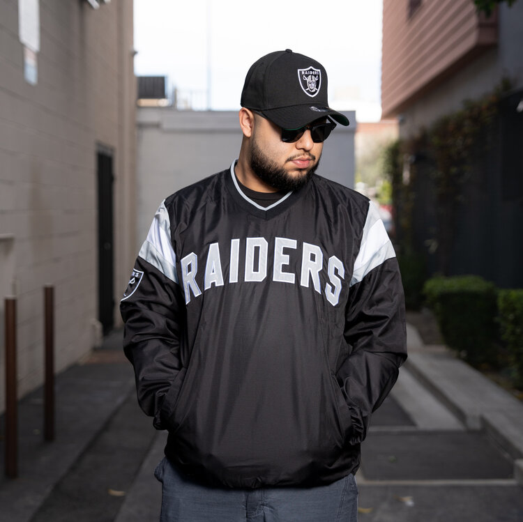 G-III Raiders M GIII Clutch Hitter Black V-Neck Pullover