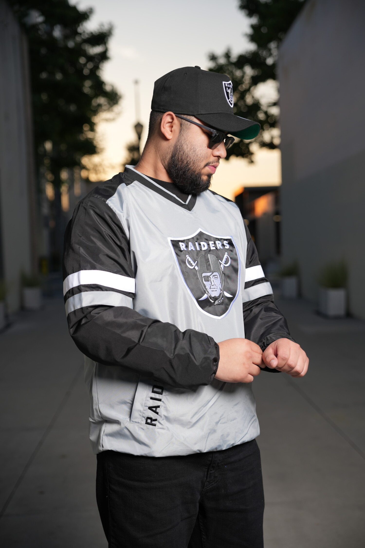 Raiders M GIII Batter's Box Gray/Black V-Neck Pullover - The