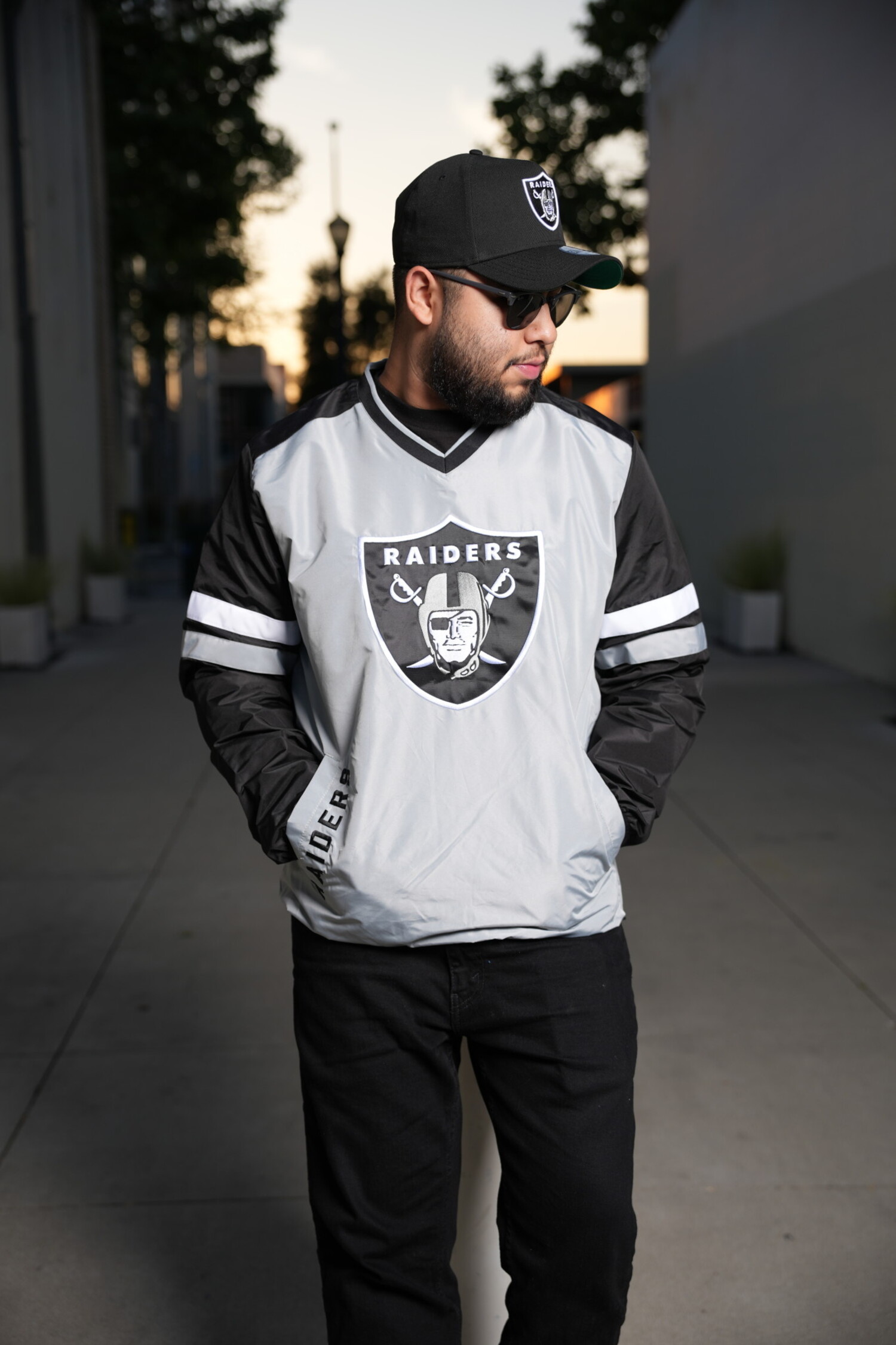 Raiders M GIII Batter's Box Gray/Black V-Neck Pullover - The