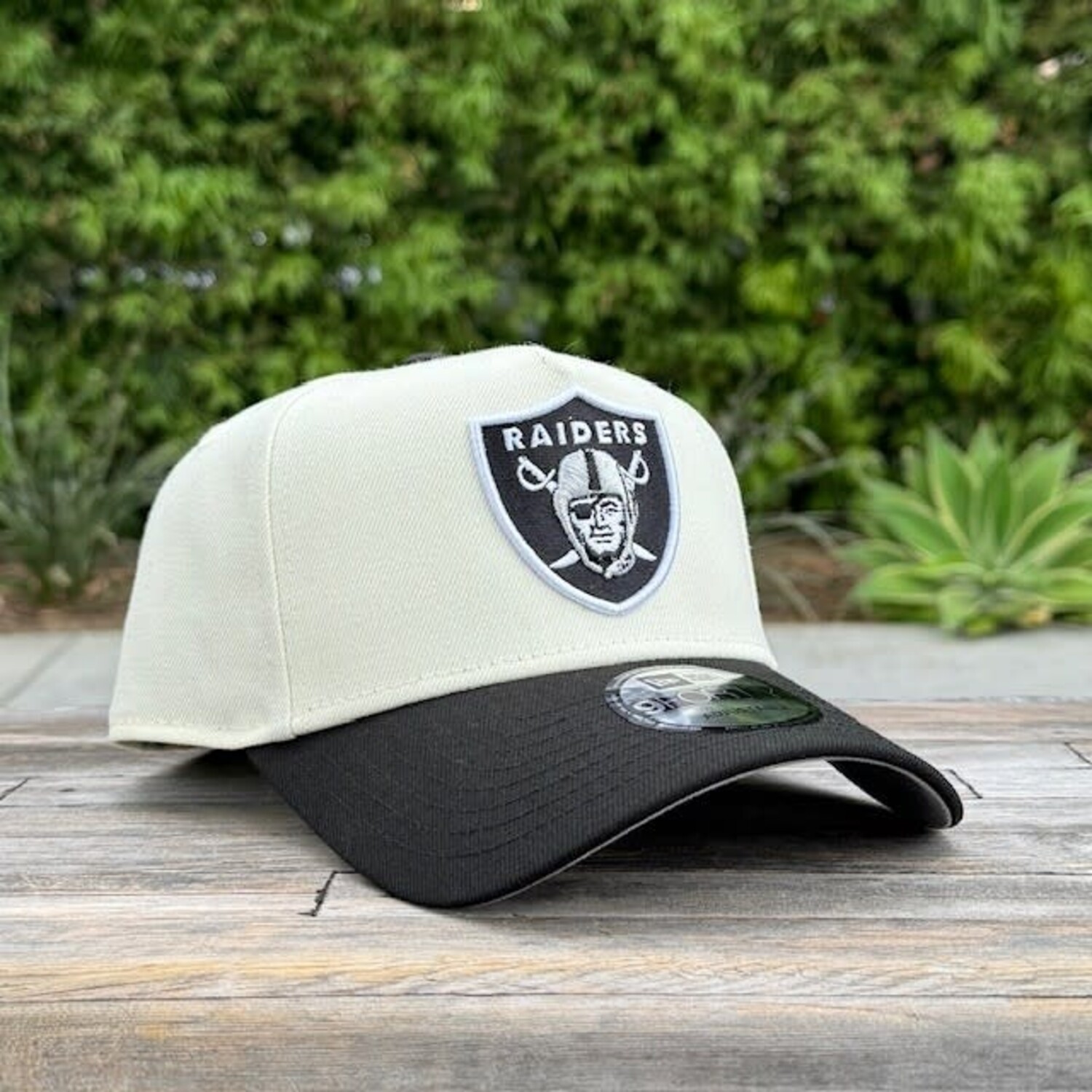 RAIDERS キャップ アイボリー/ブラック Apex Raiders Ivory/Black 940 A-Frame Snapback - The Locker Room of Downey
