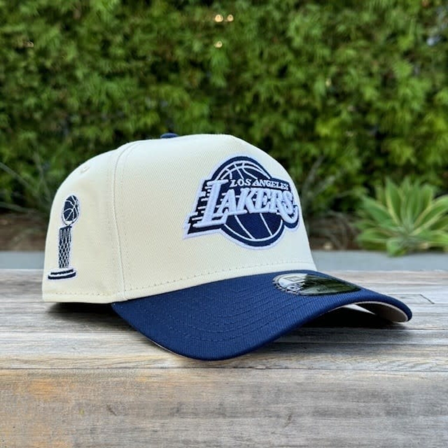 Lakers Ivory/Navy NBA Trophy Gray UV 940 AF Snapback - The Locker