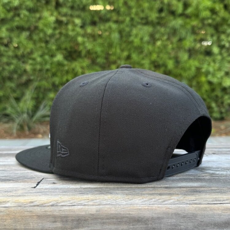 New Era Raiders Old English Black Metallic Silver 60th Anniversary 950 Snapback