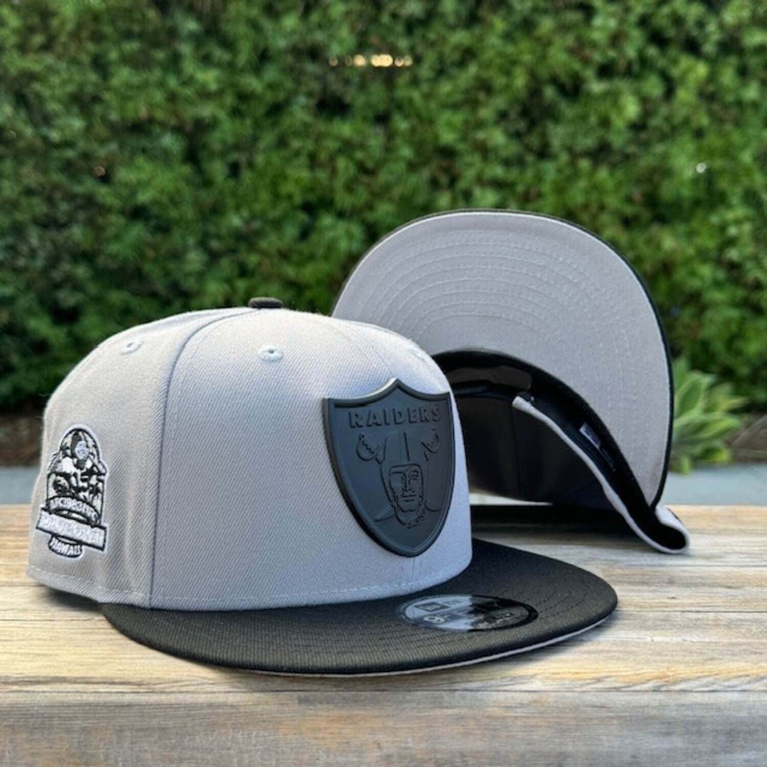 New Era Raiders Gray/Black Black Metal Logo Pro Bowl 950 Snapback