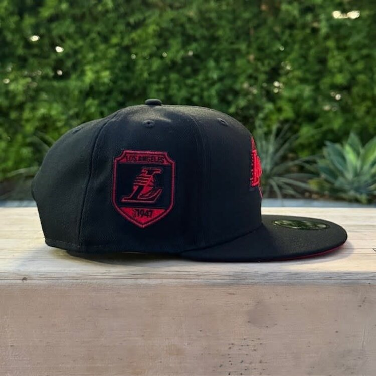 New Era Lakers Black Red Outline Crest SP Red UV 950