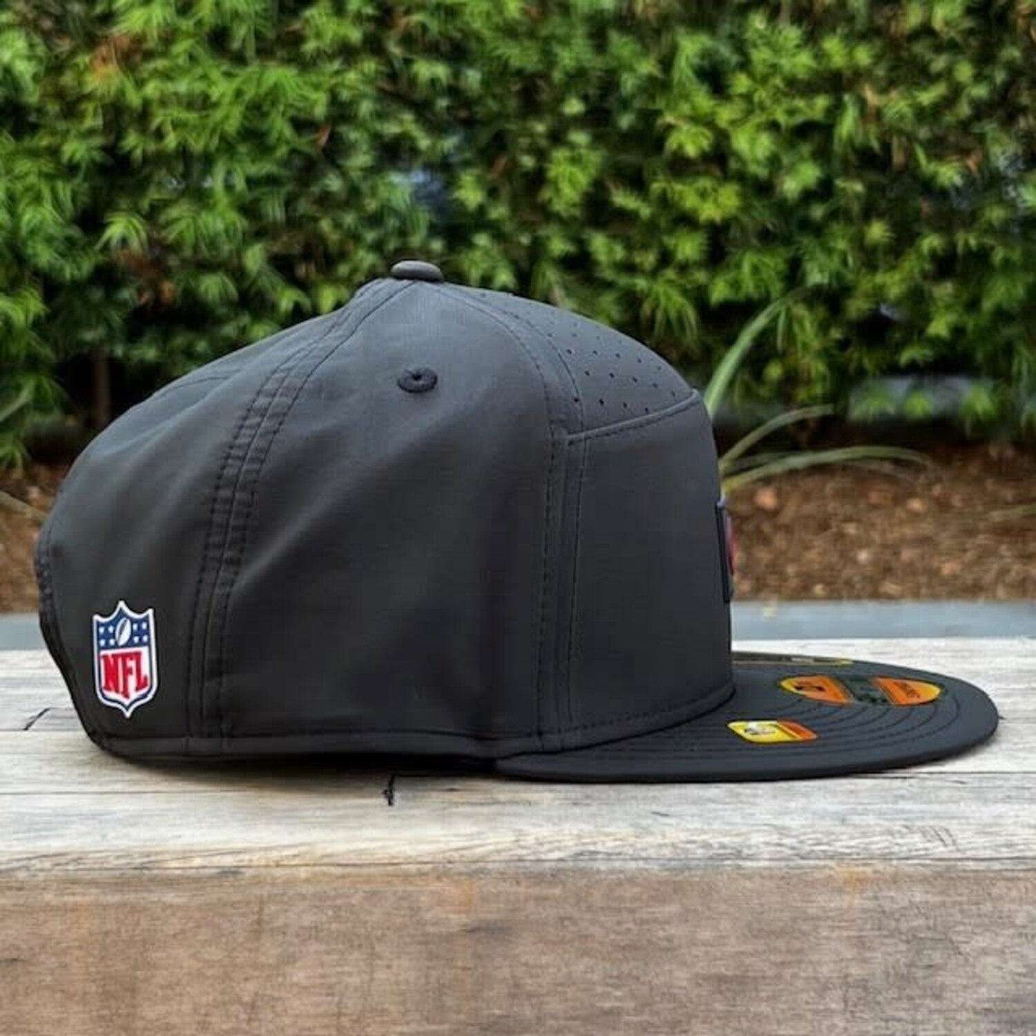 25ss SEESEE × NEW ERA 950 ニューエラ black 49ers Black 2025 Sideline Split Panel 950 Snapback - The Locker