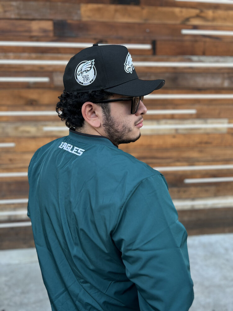 G-III Eagles Men's GIII Crossover Green V-Neck Pullover