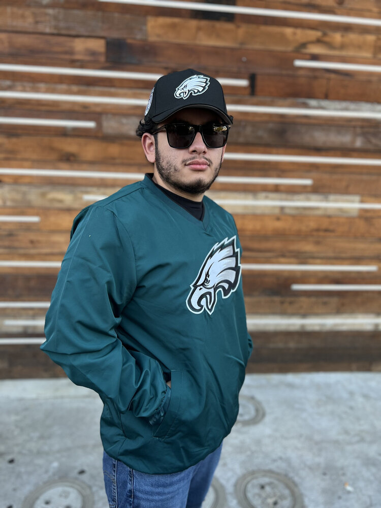 G-III Eagles Men's GIII Crossover Green V-Neck Pullover