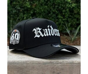 オールドイングリッシュ Raiders Oakland キャップ 黒 ビンテージ Raiders Black Metallic Old English 60 Years 940 A-Frame - The