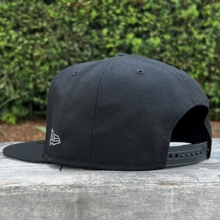 New Era White Sox Black Gray Metallic 2005 WS Champs 950 Snapback