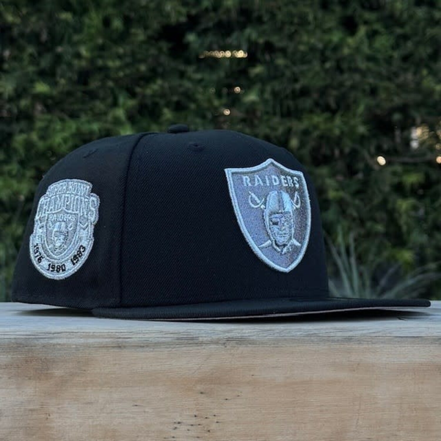 RAIDERS ブラックキャップ シールドロゴ Raiders Black Gray Metallic Super Bowl Champions 950 Snapback