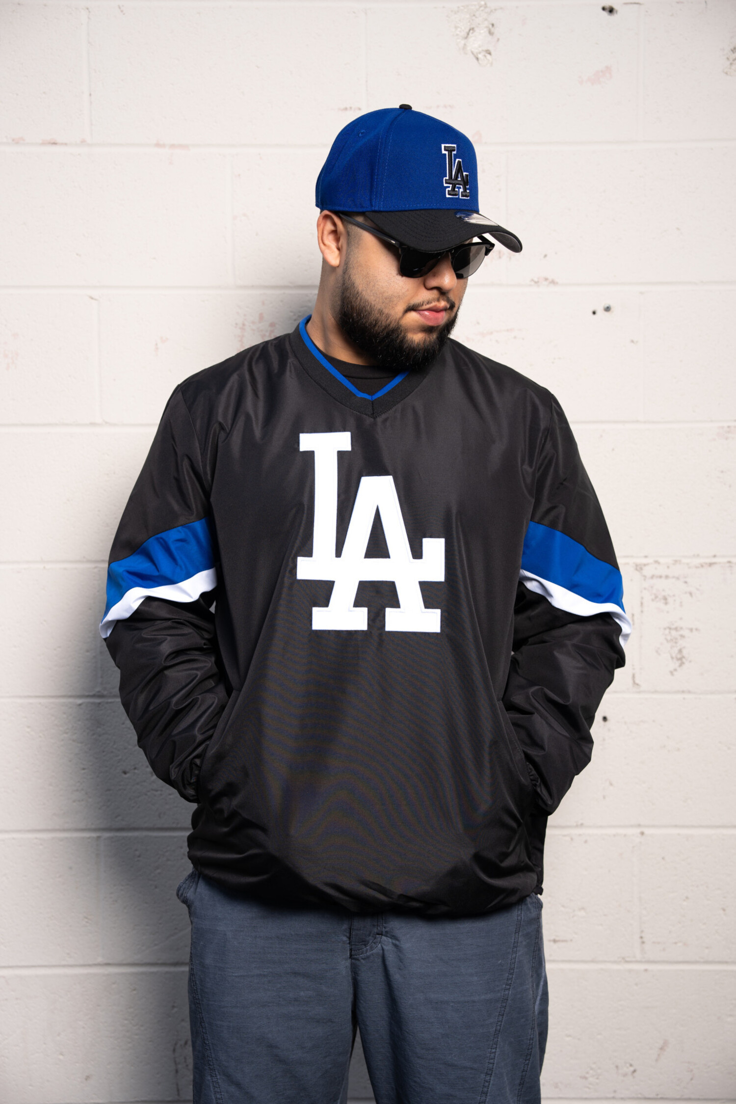 LA Dodgers M GIII Yardline Black V-Neck Pullover - The Locker Room
