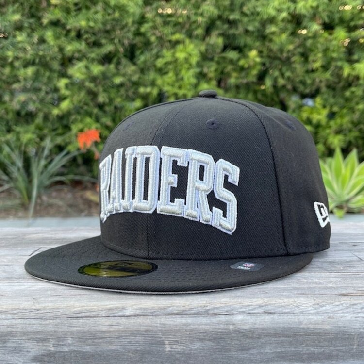New Era Raiders Black Silver Art Shell Arch