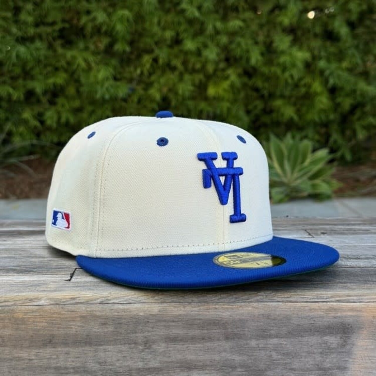 LA Upside Down Ivory/Royal - The Locker Room of Downey