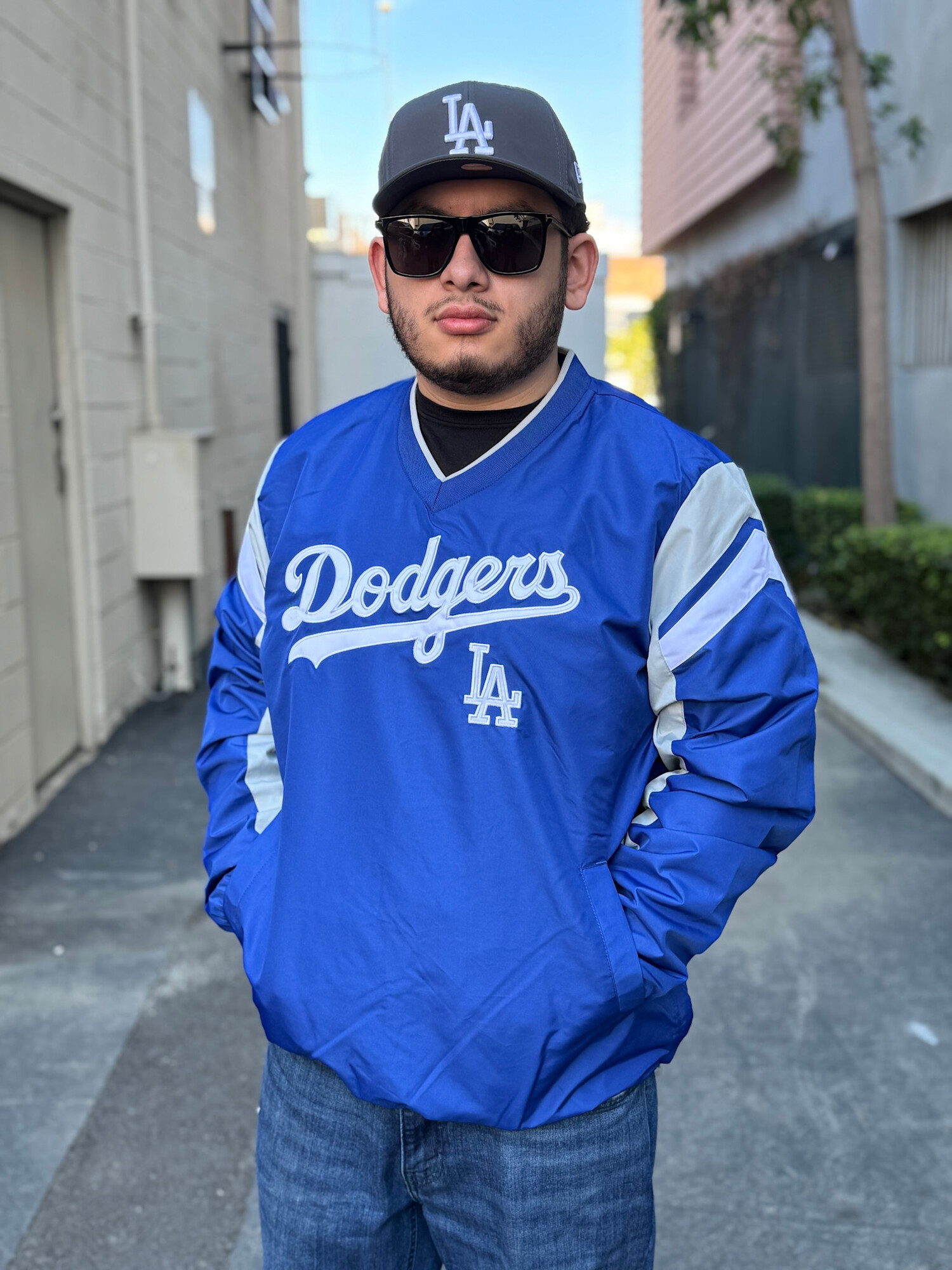 LA Dodgers Men's G-III Royal Double Coverage V-Neck Pullover - The