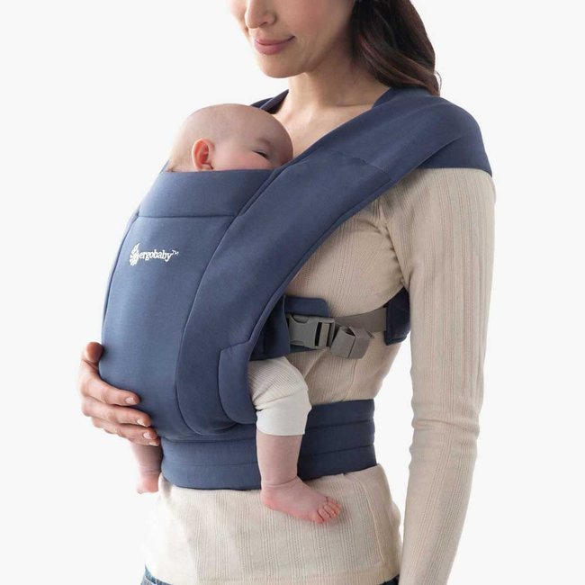 Ergobaby Porte Bebe Embrace Marine Charlotte Et Charlie