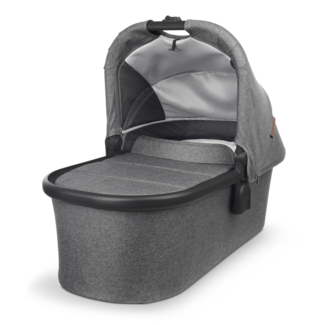 Uppababy cruz v2 sales with bassinet