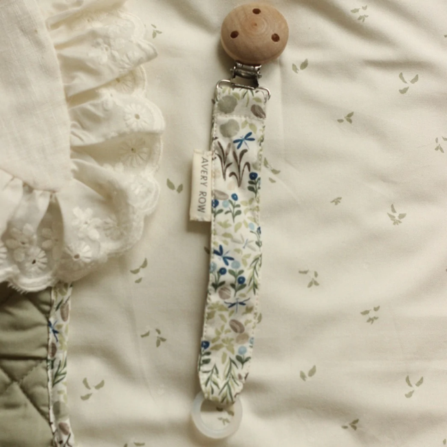 Avery Row Pacifier Holder, Riverbank Charlotte et Charlie