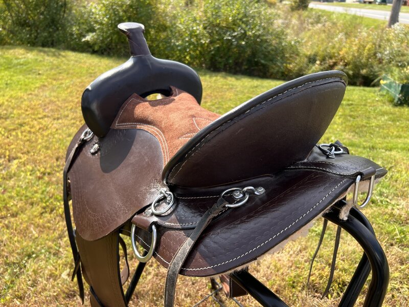 16.5" Used Reg Bar Trail Saddle with Matching Breast Collar