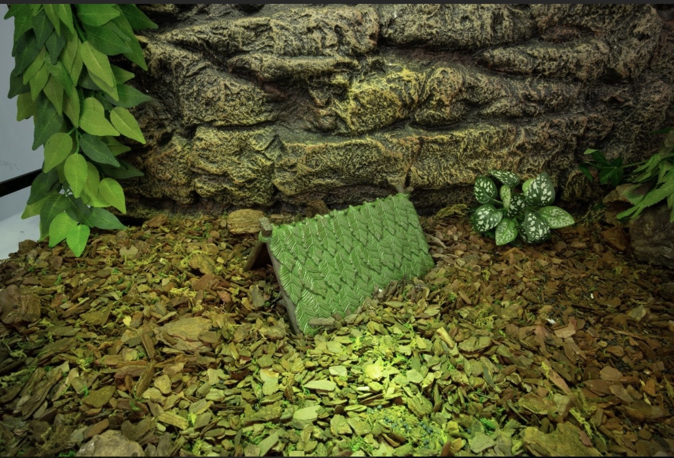 ReptiZoo Colour changing leaf tent hideout