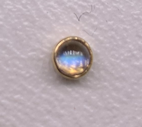 Cabochon ( flat ) ( yellow gold ) ( rainbow moonstone ) ( 4mm ) ( threadless ) ( DT090 )