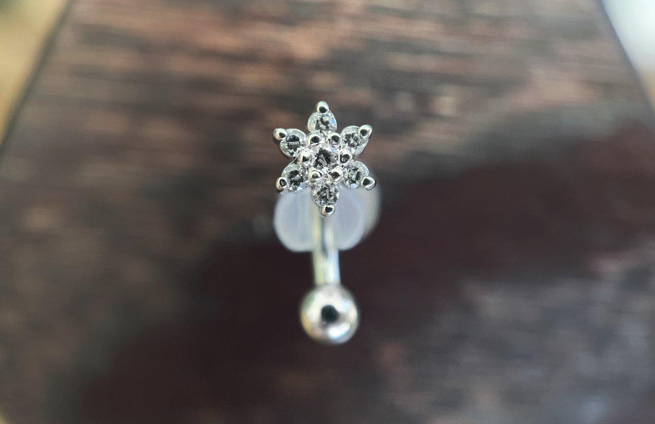 16g 5/16 Pointy Flower Curve • White gold • Clear CZ