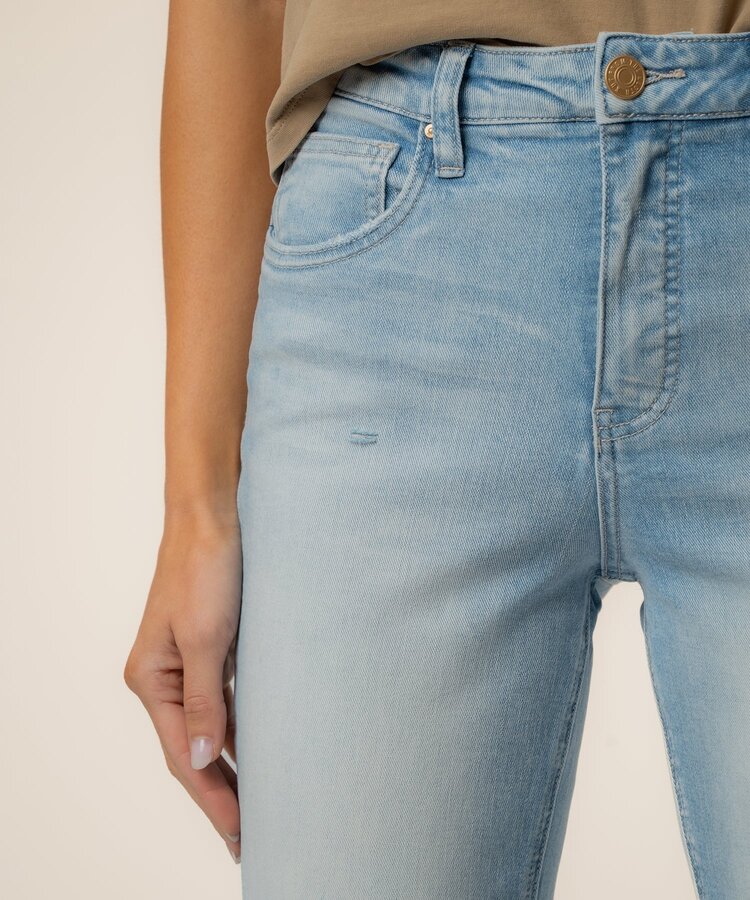 Kut from the Kloth Rachael High Rise Mom Jean