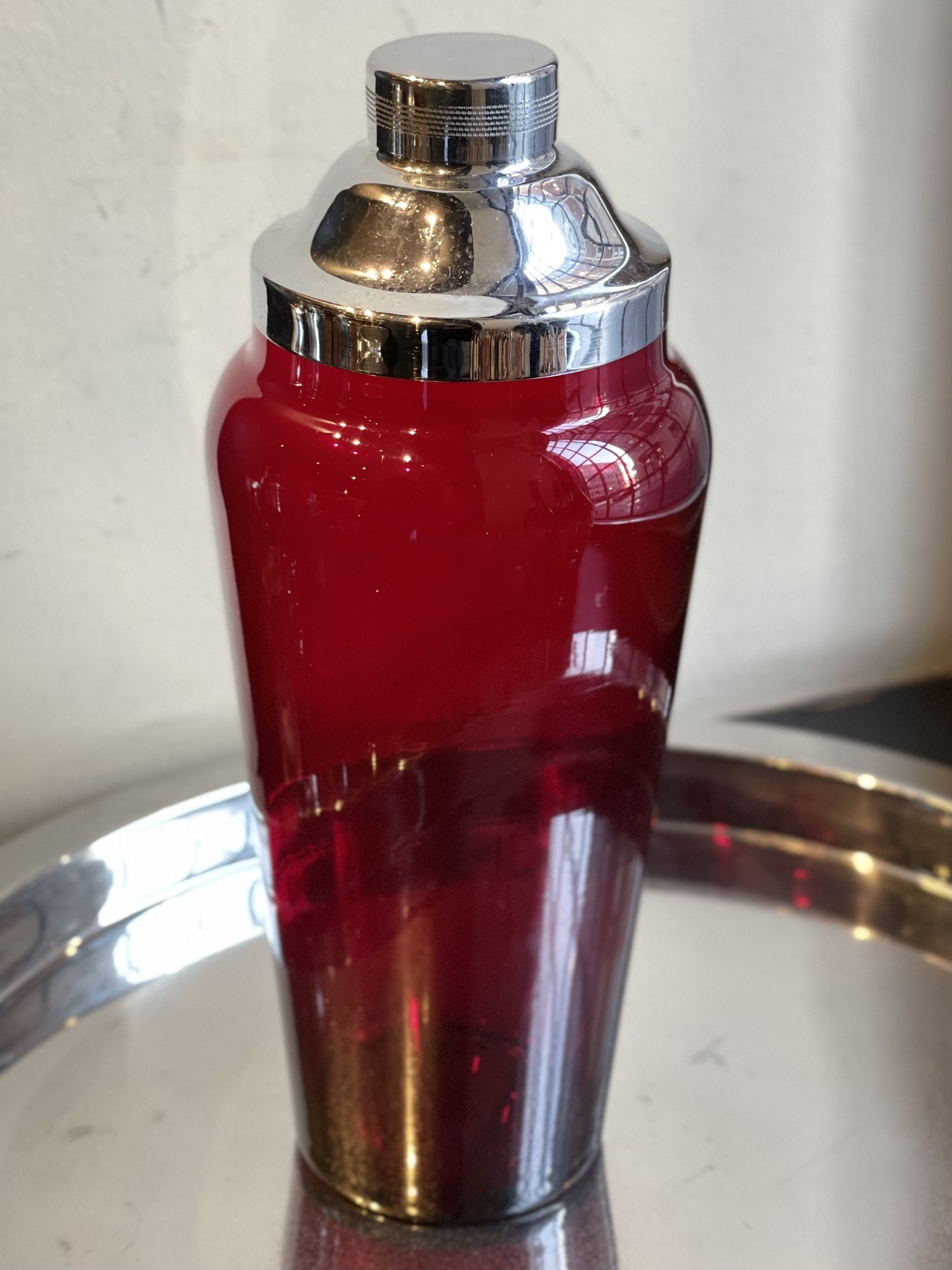 https://cdn.shoplightspeed.com/shops/605338/files/41334762/ruby-red-glass-with-chrome-lid-cocktail-shaker.jpg