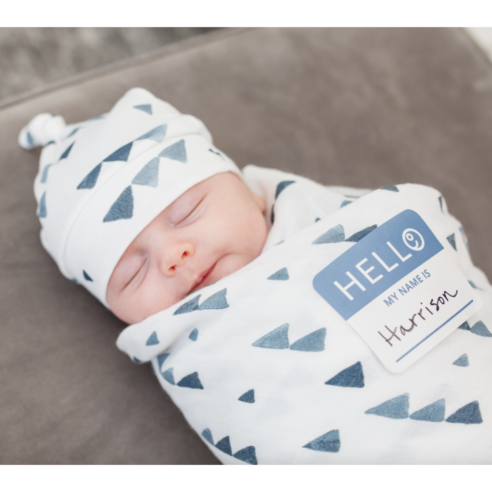 Lulujo Hello World Blanket & Knotted Hat Set - Navy Triangles