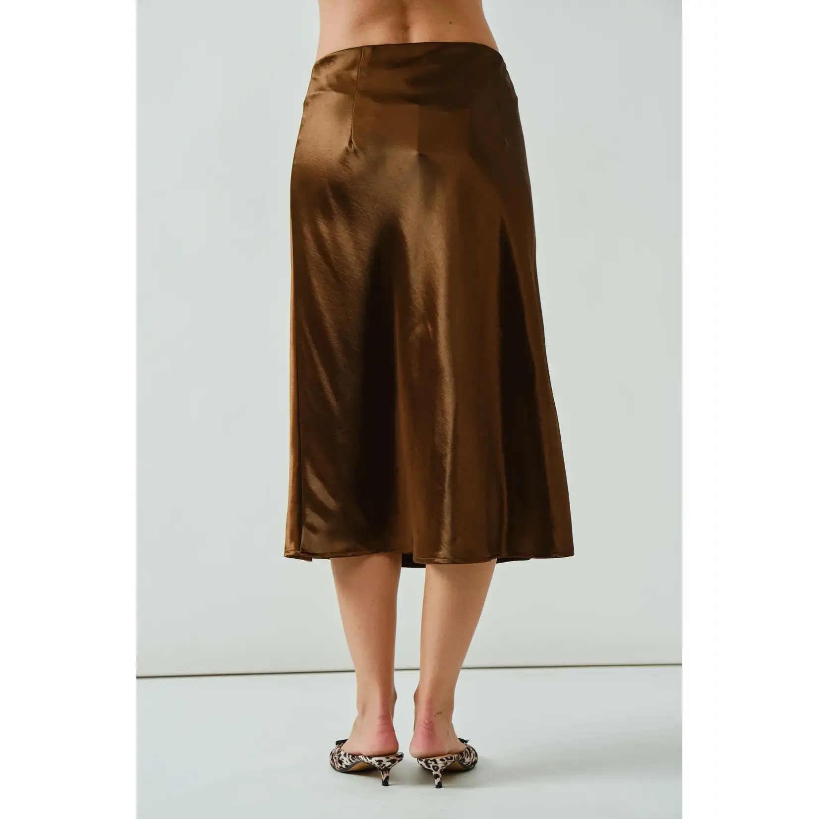 Aaron & Amber A LINE SATIN MIDI SKIRT-BROWN