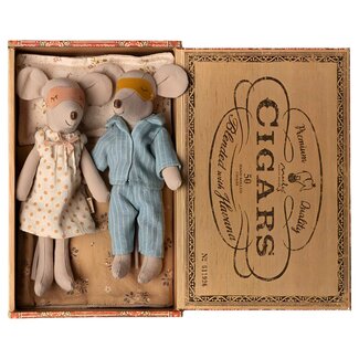 Mum & Dad mice in cigarbox