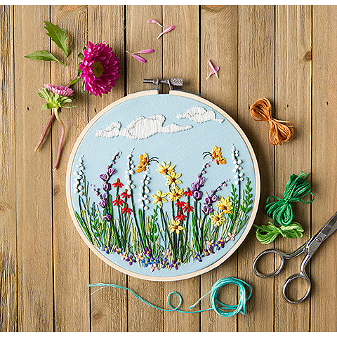 Embroidery Hoop Kit - Flowers / Green Fields
