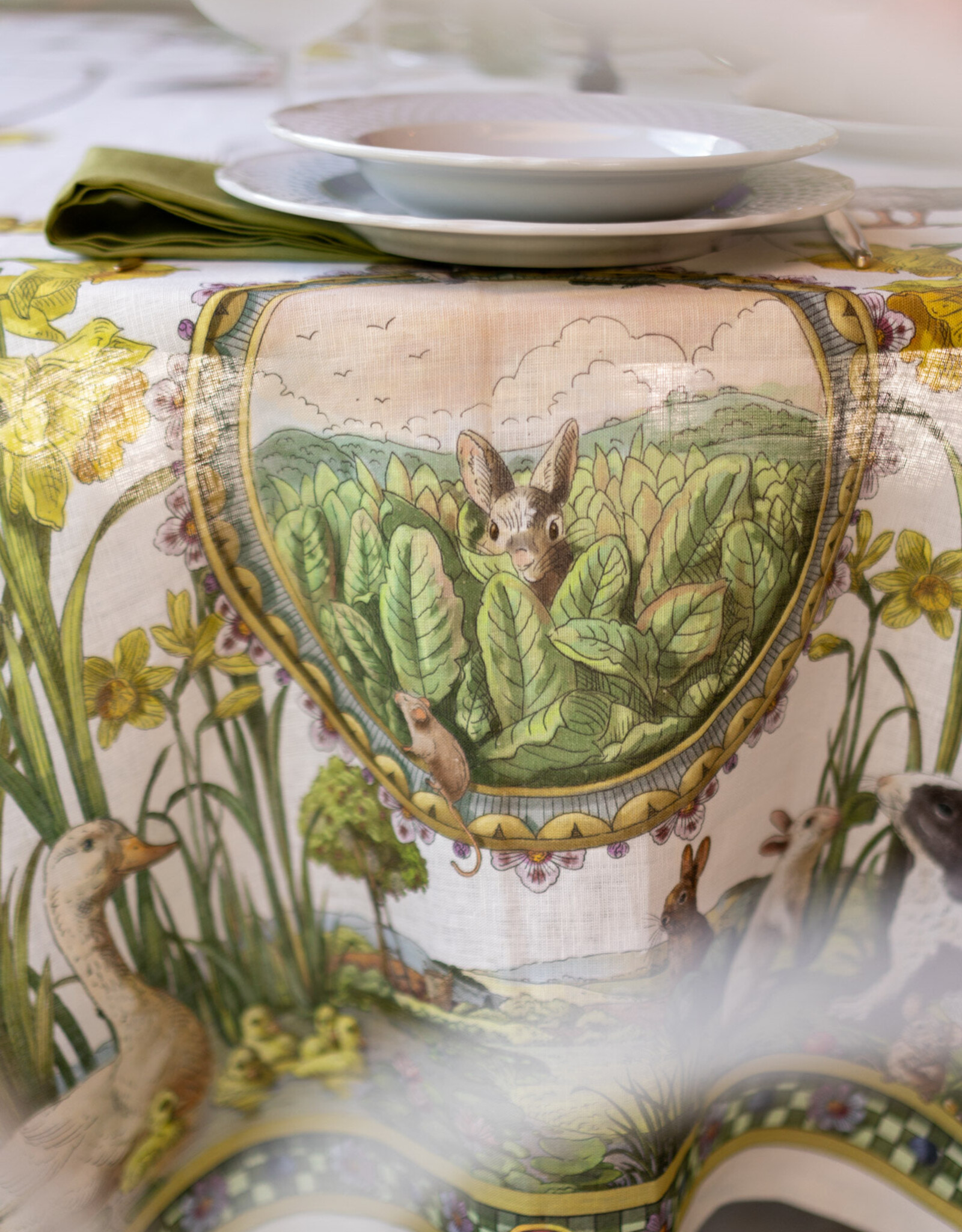 Italian Linen - Bunny Garden Table Runner 18" z 67" (100% Linen)