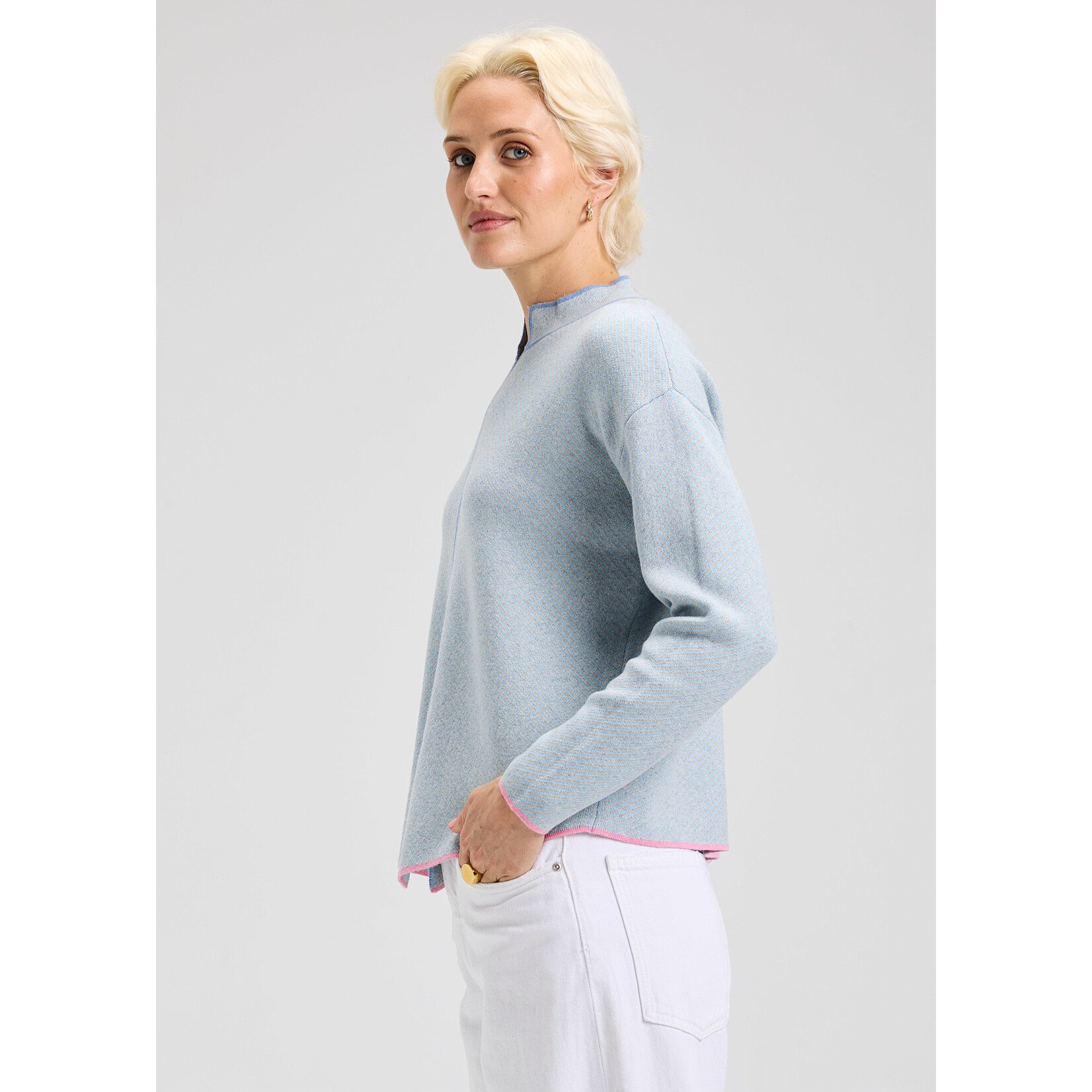 7524  Neru Collar Sweater