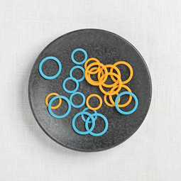 Image of Clover Soft Jumbo Stitch Ring Markers 20 ct. (10 large, 10 small)