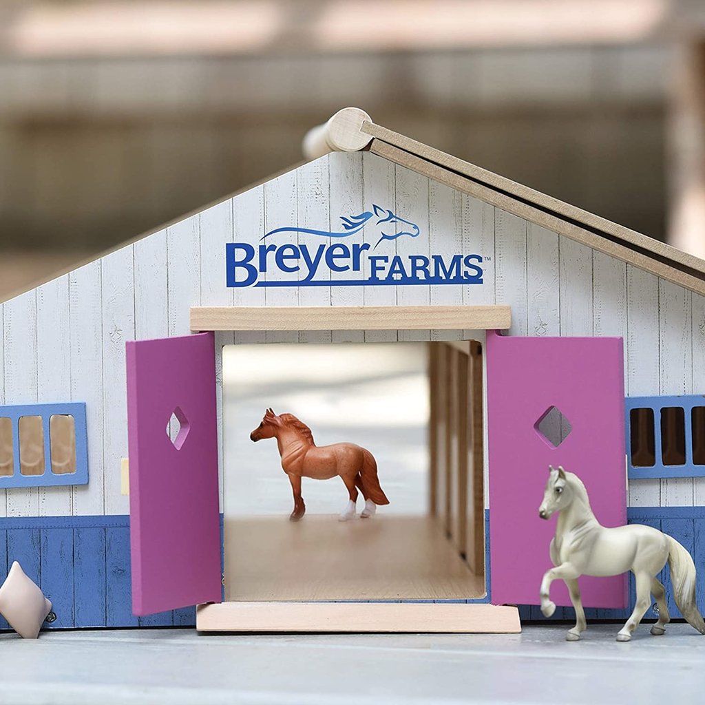 BREYER BREYER FARMS DELUXE WOOD STABLE