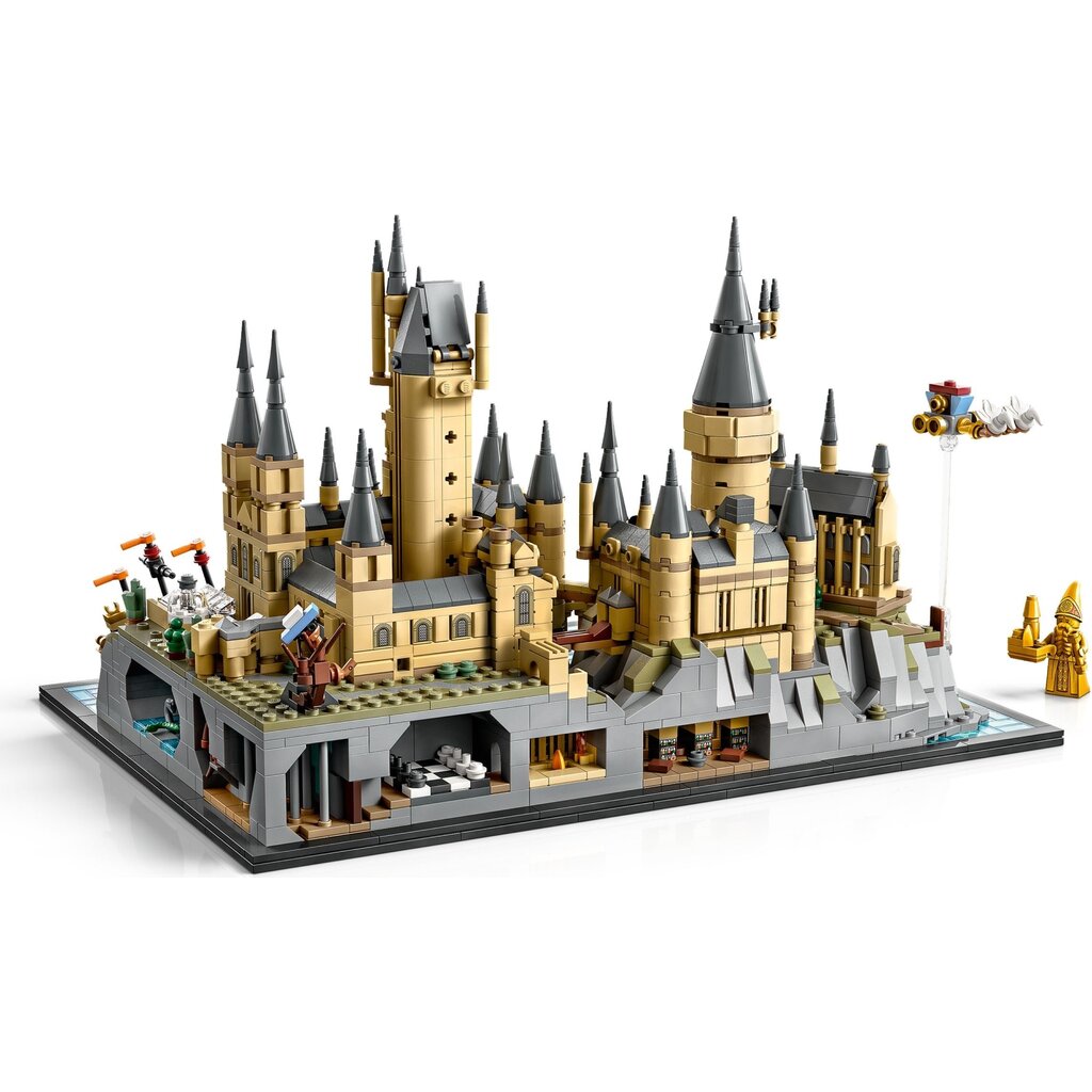 HOGWARTS CASTLE AND GROUNDS - THE TOY STORE