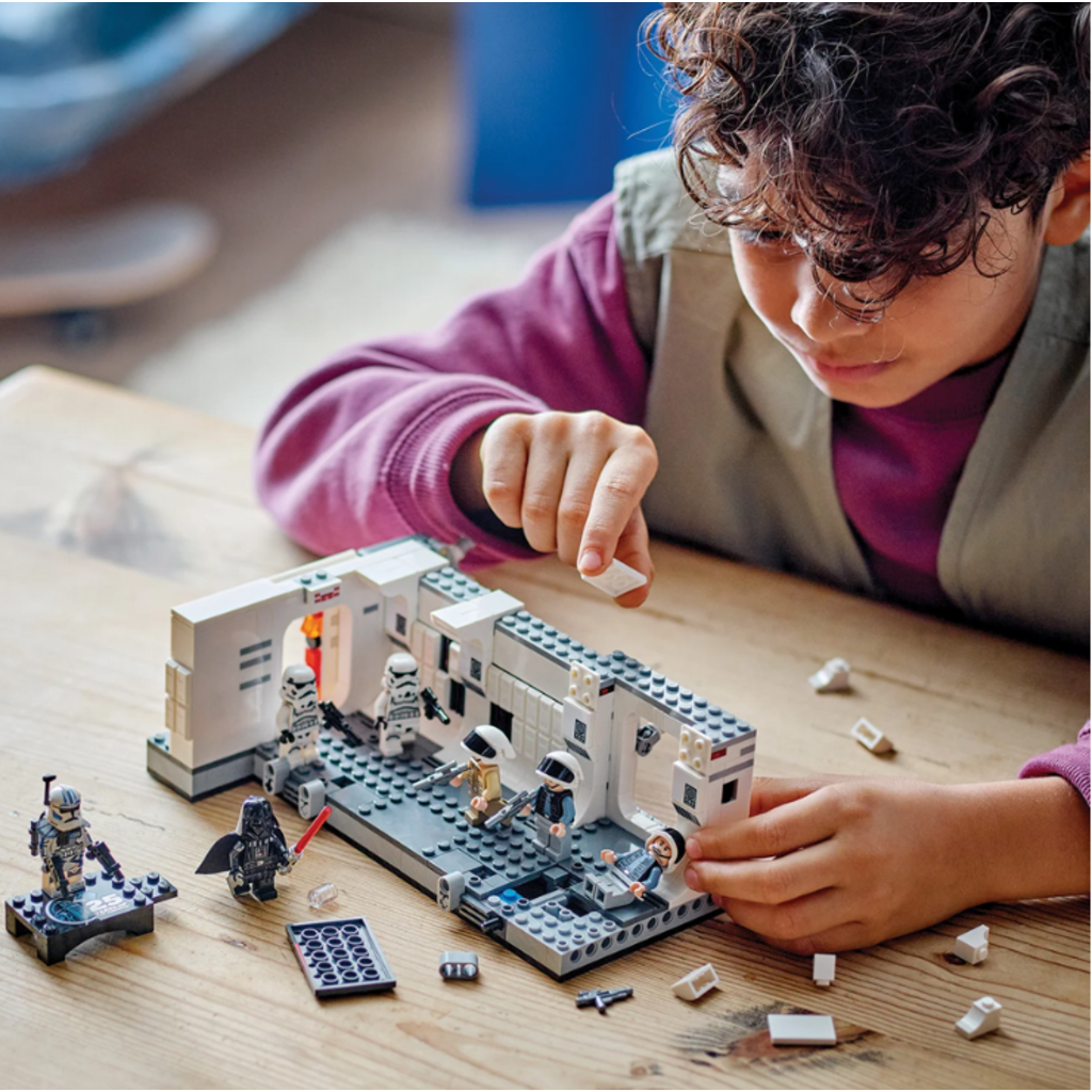 LEGO BOARDING THE TANTIVE IV