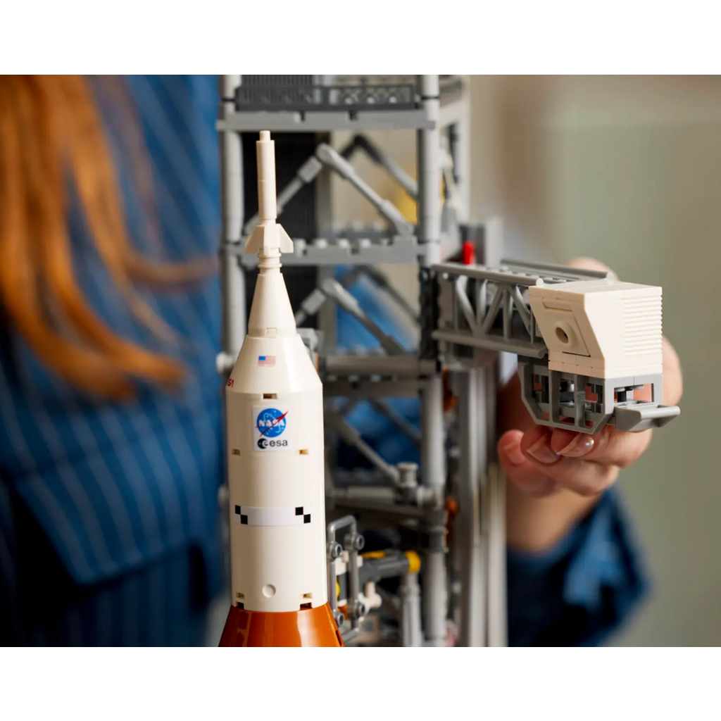 LEGO NASA ARTEMIS SPACE LAUNCH SYSTEM